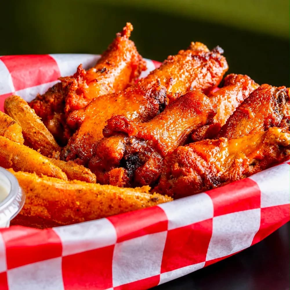 Alitas: con papas gajo, apio, zanahoria y aderezo ranch