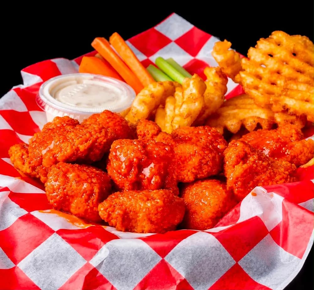 Boneless con papas criss cut, apio, zanahoria y aderezo ranch de Planet Pizza+