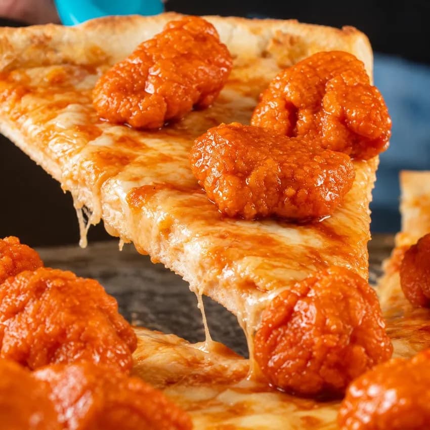 Rebanada de pizza boneless con queso fundido de Planet Pizza+, Montemorelos