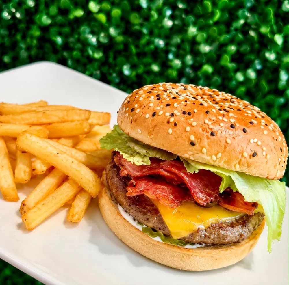 Clásica: carne, jamón, salami, queso amarillo, lechuga, tomate y aguacate