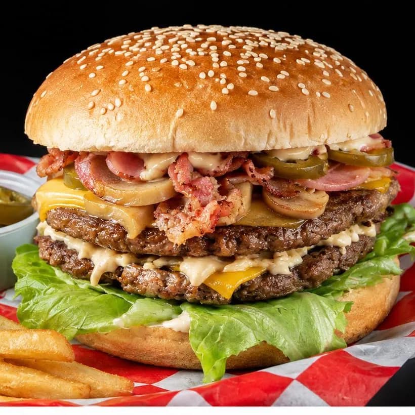 Hamburguesa doble especial con papas a la francesa de Planet Pizza+