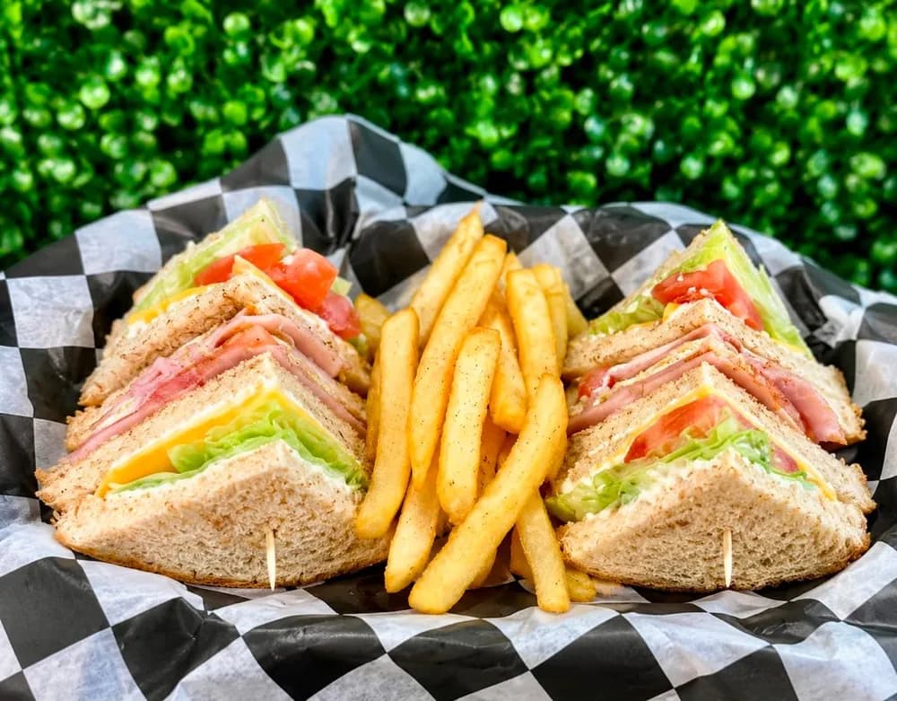 Club sándwich con papas a la francesa de Planet Pizza+