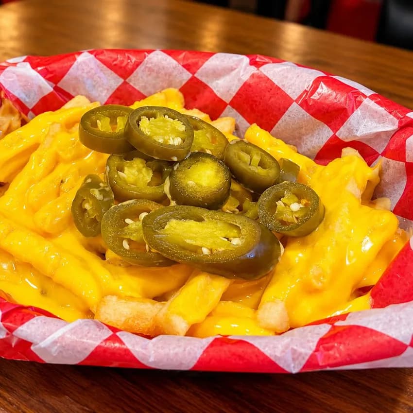 Papas nacho: papas a la francesa con queso cheddar y jalapeño
