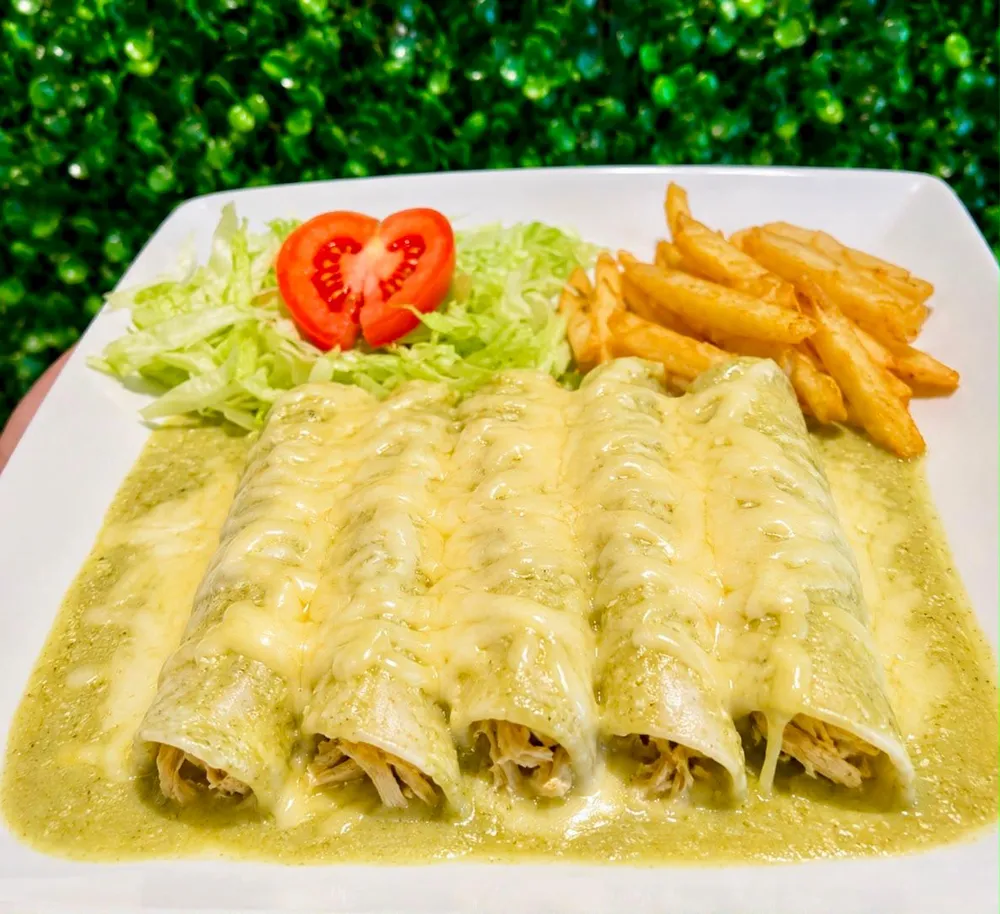 Enchiladas suizas: acompañadas de ensalada y papas a la francesa