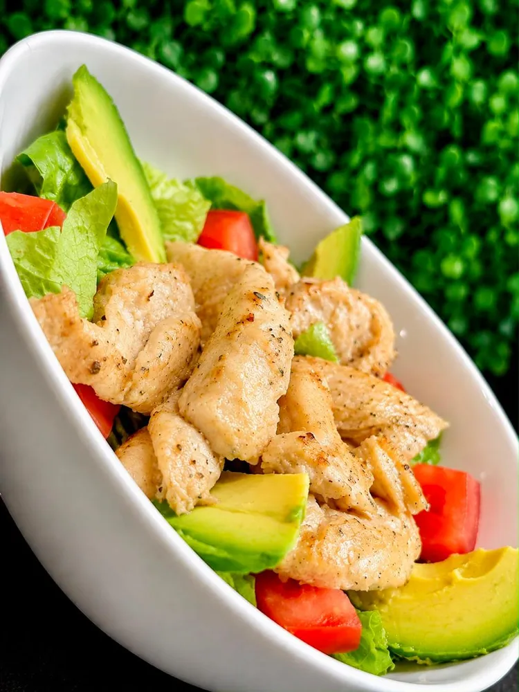 César: cama de lechuga, aguacate, fajita de pollo a la plancha, crotones y aderezo ranch