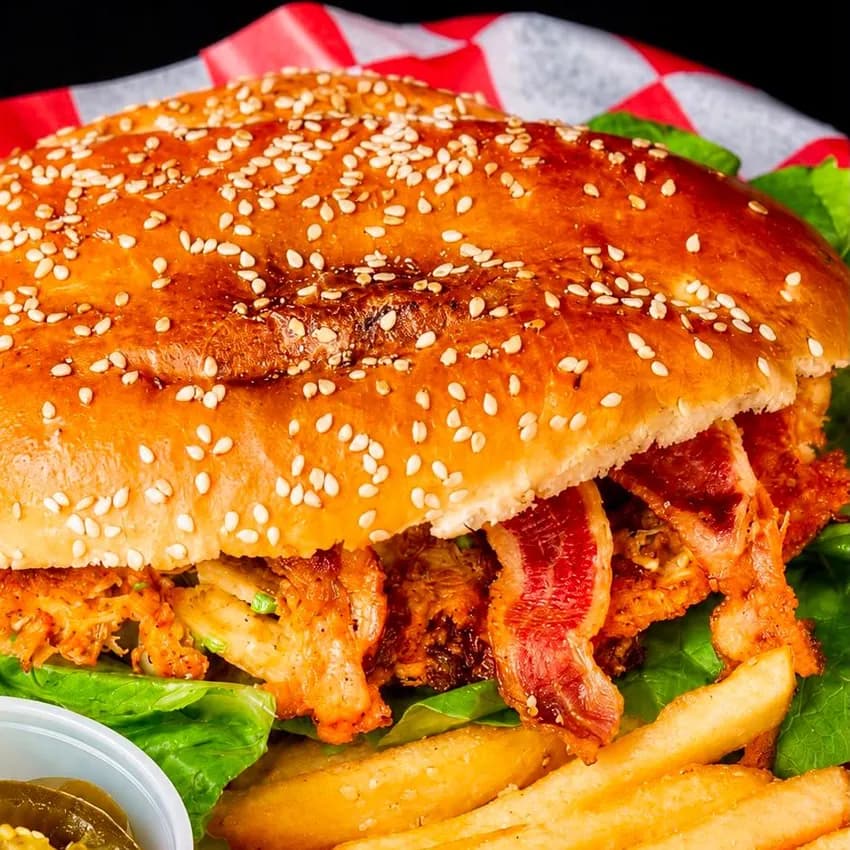 Torta de puerco especial: con tomate, aguacate, lechuga, crema, queso blanco y jamón