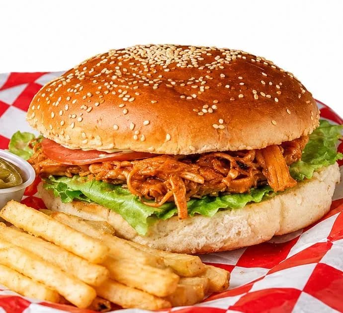 Torta de puerco: con tomate, aguacate, lechuga y crema