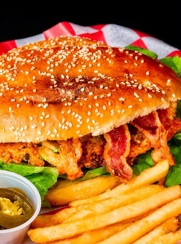 Torta de pollo: con tocino, queso blanco, lechuga y tomate